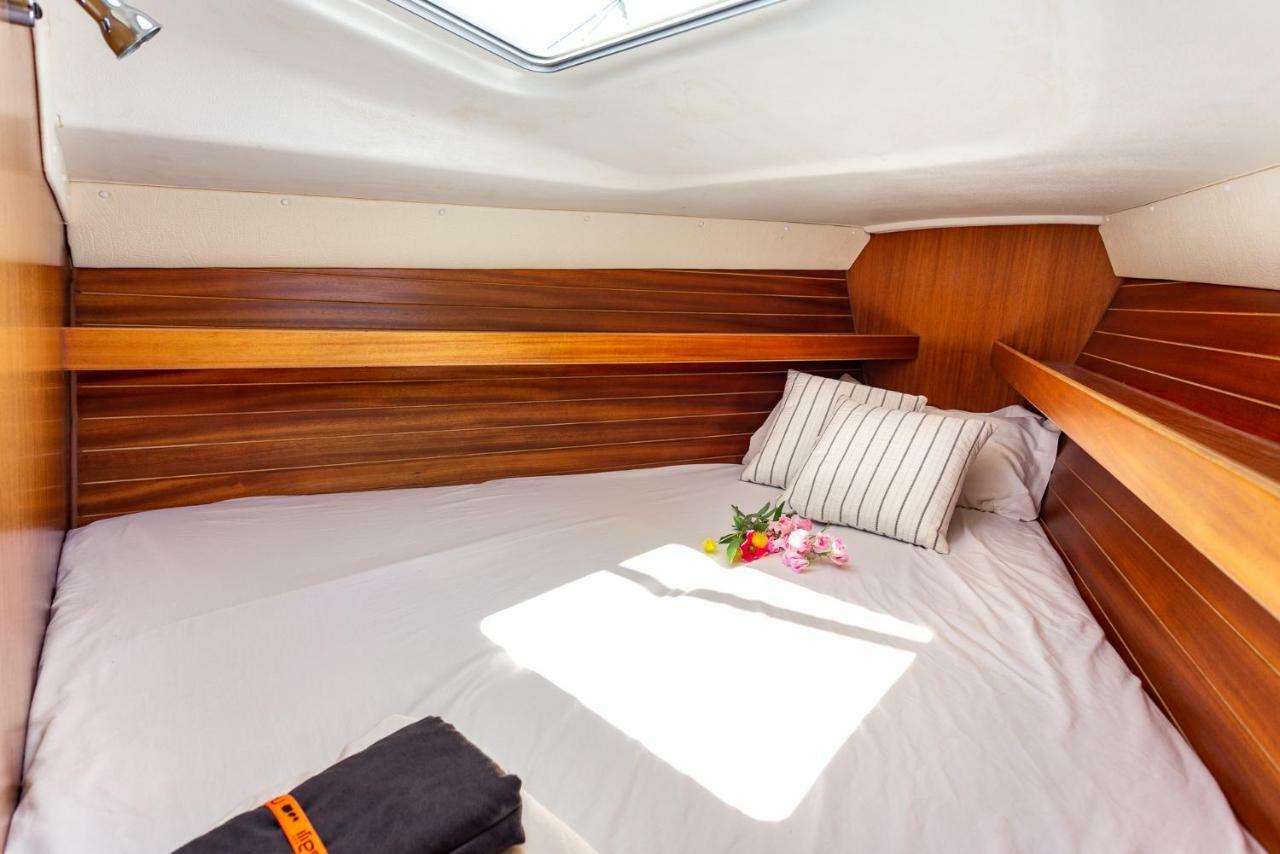 Sail Boat To Sleep Hotel Sant Adrià de Besòs Eksteriør billede